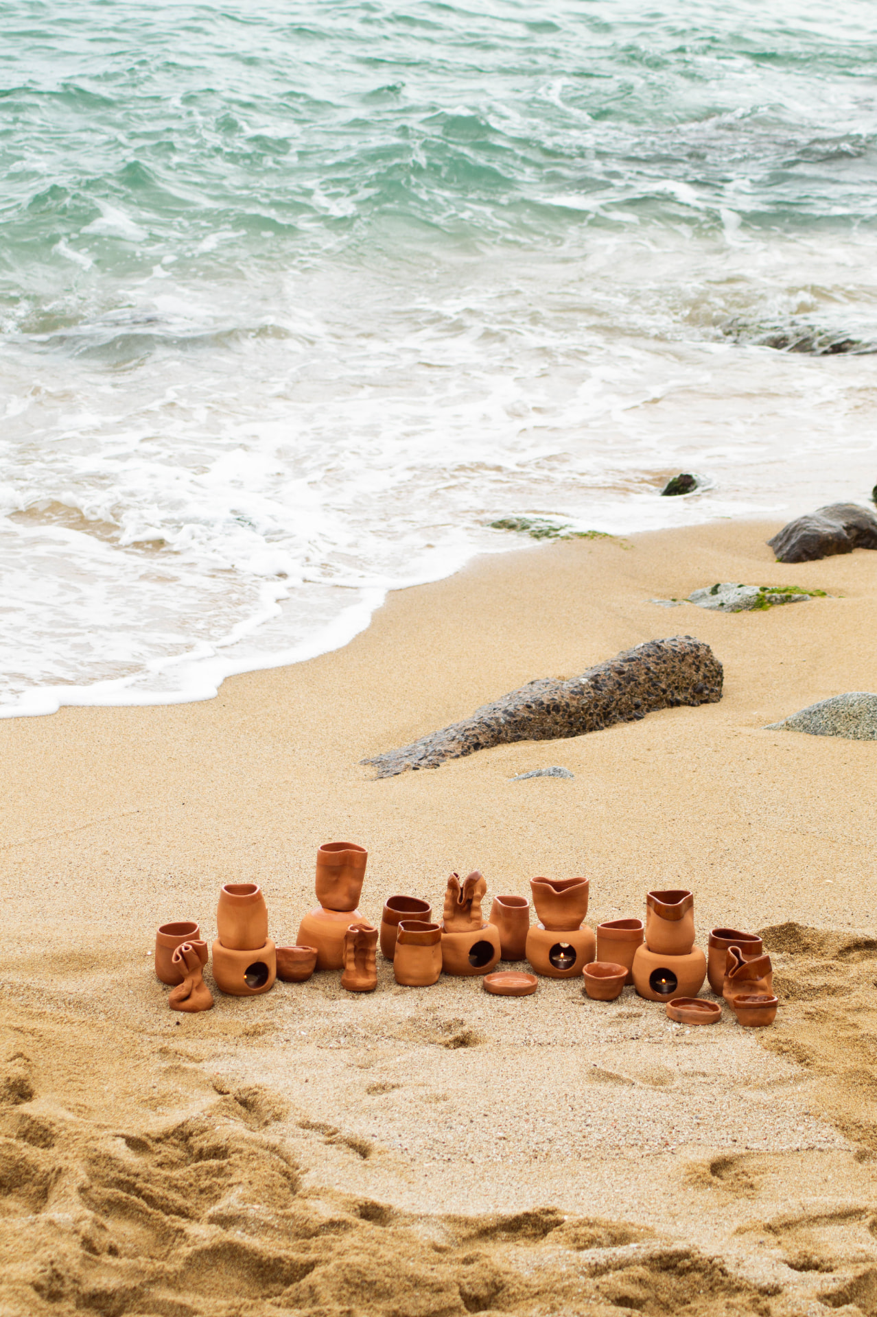 Col·lecció de peces de terracota a la platja